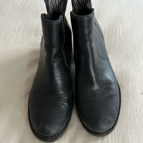 LL Bean Black Leather Slip On Heeled Chelsea Ankle
Boots - Picture 3 of 8
